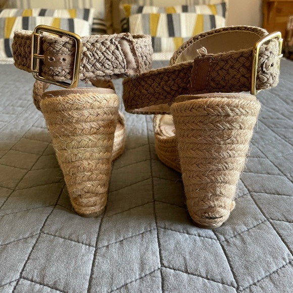 3/$15 size 10 Steve Madden ANKLE STRAPS. Platform wedge 5"heel, Woven, tan - Picture 3 of 16